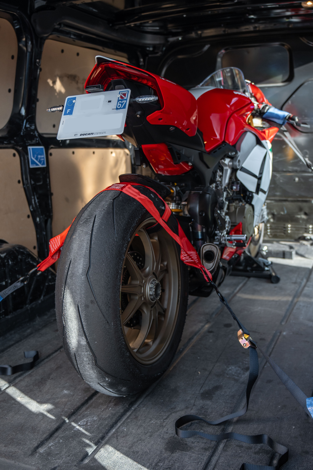 Ducati panigale charger dans une camionnette